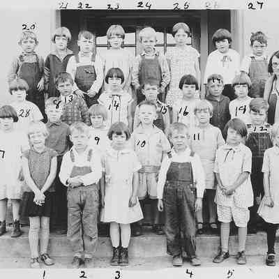 Photograph of Brattain School first grade, Springfield, Oregon, 1928.