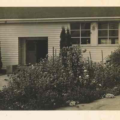 Photograph of Springfield High Garden area, Springfield, Oregon, circa 1949-1950