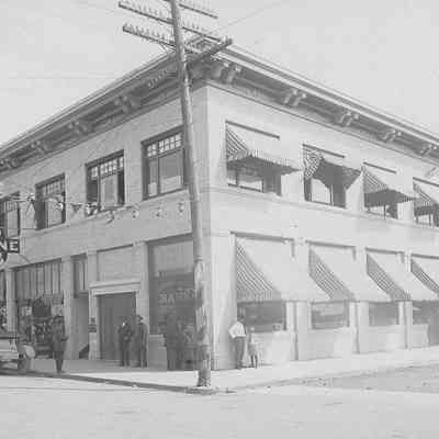 Photograph of Commercial State Bank, 4th and Main streets, Springfield, Oregon, 1912