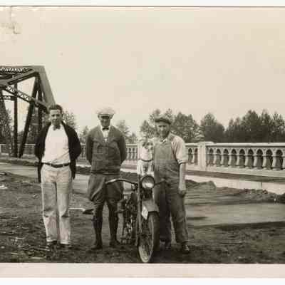 Photograph of Bill Davis and others, at the new bridge in Springfield, 1926
