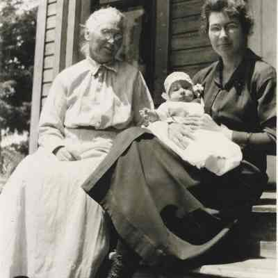 Photograph of three Anderson ladies, Springfield, Oregon, 1919