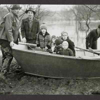 Flood 1945, family in boat