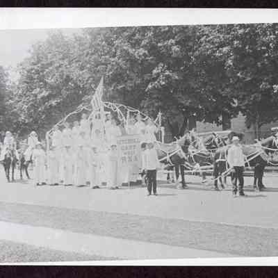 Photograph of the Trail to Rail Pageant float, Eugene, Oregon