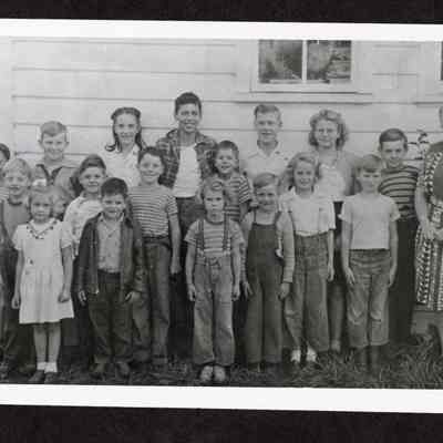 Photograph of class at Deerhorn School, Deerhorn, Oregon circa 1944