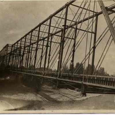 Photograph of railroad bridge in Springfield, Oregon, date unknown.