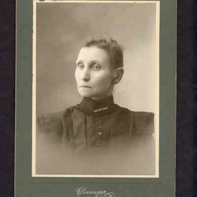 Photograph of unknown women, portrait