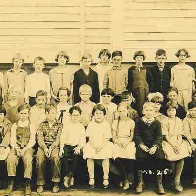 Photograph of elementary students with teacher Edna Platt, Springfield, Oregon, date unknown.
