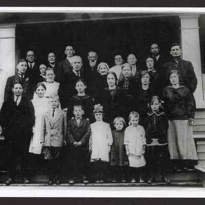 Photograph of group of unknown people in front of Brattain House, Springfield, Oregon