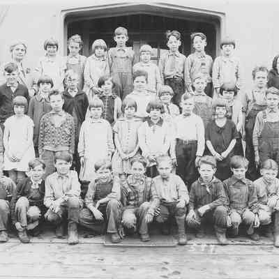 Photograph of Brattain School third and fourth grades with teacher Crystal Male and principal Ora Hemenway, Springfield, Oregon, 1924