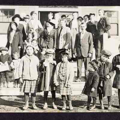 Photograph on postcard of Cedar Flat Sunday School class, Cedar Flat, Oregon, 1915