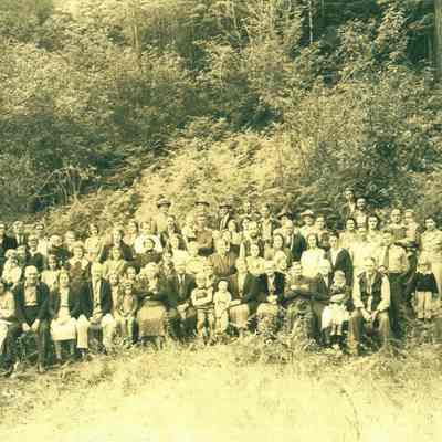 Photograph of the Neet Family, Fall Creek, Oregon, 1943