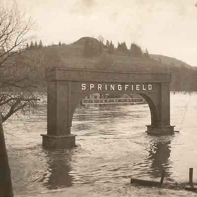 Photograph of Springfield McKenzie Highway Arch, during flood