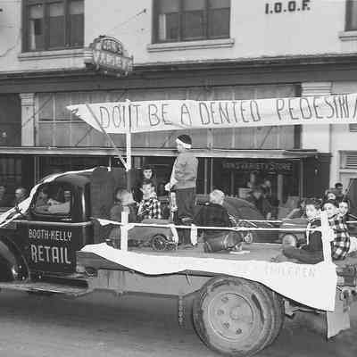 Photograph of Booth-Kelly retail truck in parade, Springfield, Oregon, 1947