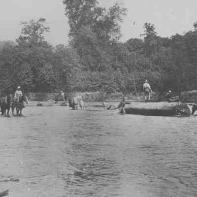 Photograph of Booth-Kelly River Drive Crew, Middle Willamette River, 1905