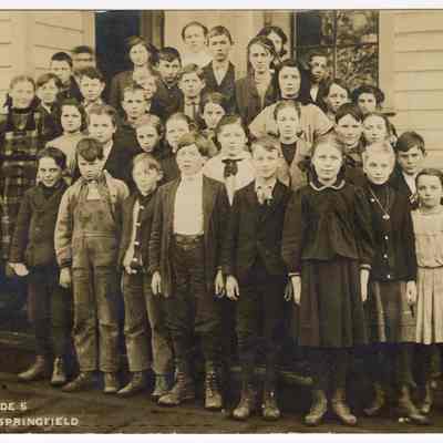 Postcard photograph of Etta Davis and the 5th grade class of Lincoln School, Springfield, 1908-1909