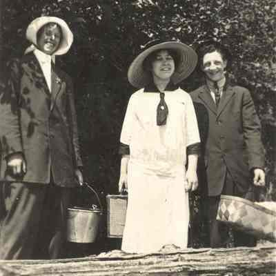 Photograph of Elizabeth Hoelding and others, Charleston Bay, Oregon