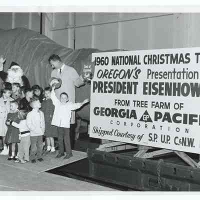 Photograph of 1960 National Christmas Tree, Oregon's Presentation to President Eisenhower
