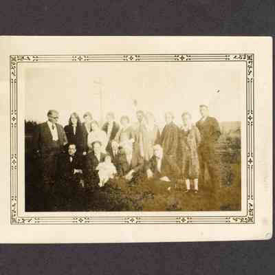 Photograph of family of 17 people, 1929