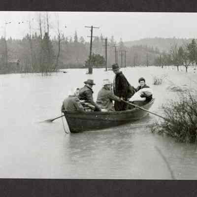 Flood 1945, family in boat