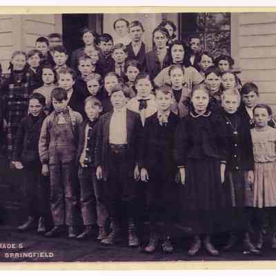 Photograph of Etta Davis and the 5th grade class of Lincoln School, Springfield, 1908-1909