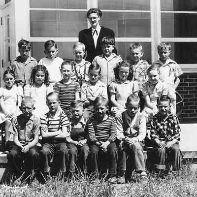 Photograph of Maple Elementary School class, Springfield, Oregon, date unknown