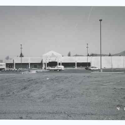 Photograph of the construction of Safeway and shops at Pioneer Plaza, Q Street, Springfield, 1988