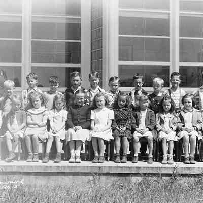 Photograph of Maple Elementary School class, Springfield, Oregon, date unknown.