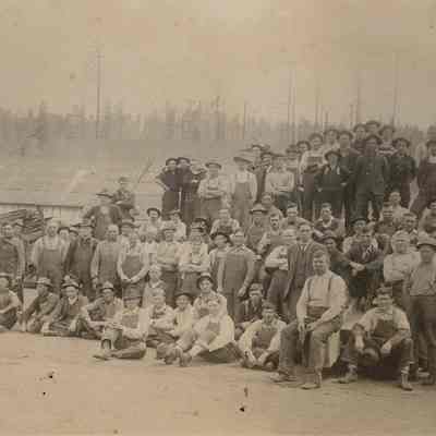 Photograph of Booth-Kelly crew at Wendling, Oregon