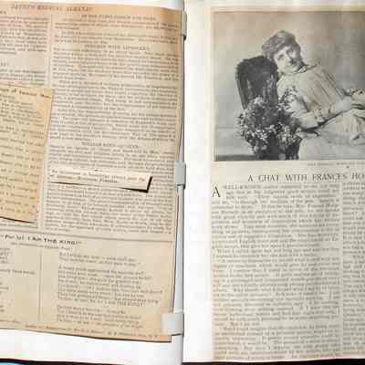 Loose paper on pages 8 and 9