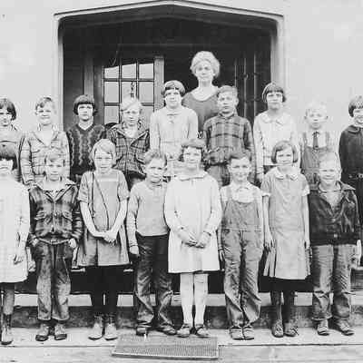 Photograph of Brattain School middle grade class with principal Mrs. Ora Reed, Springfield, Oregon, date unknown.