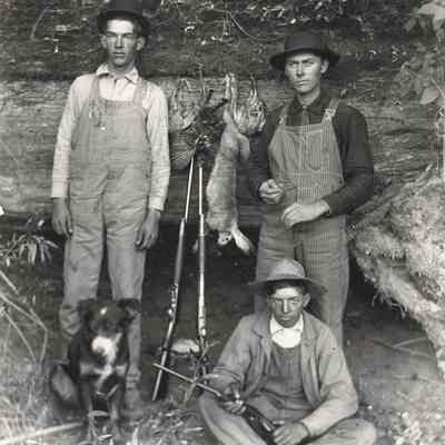 Photograph of Jess, Vern and Smith Mountjoy at Kelsey's Hopyard, Oregon, 1910