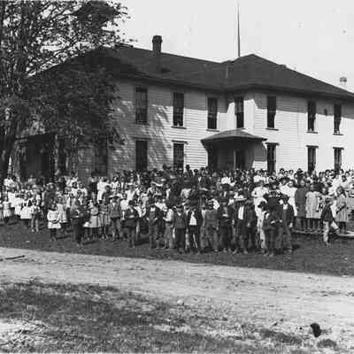 Photograph of student body outside Mill Street School, Springfield, Oregon, circa 1908