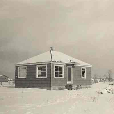 Photograph of a hip-roofed cottage in the snow, Springfield, Oregon, 1950