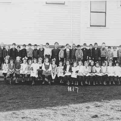 Photograph of students posed outside Lincoln School, Springfield, Oregon, date unknown.