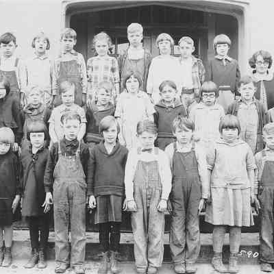 Photograph of Brattain School first grade class with teacher Alta Manning, Springfield, Oregon, 1924