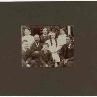 Family photograph of George Vallier and family, Myrtle Creek, Oregon, 1904