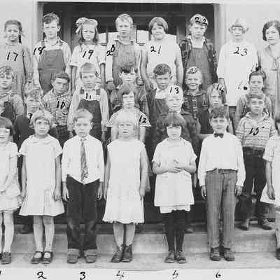Photograph of Brattain School lower grade class, Springfield, Oregon, date unknown.