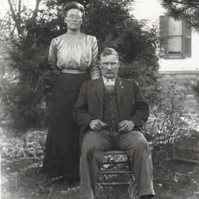 Photograph of Will and Annie Keller, Harrisburg, Oregon, 1908-1910