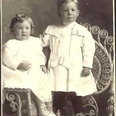 Photograph of children Mary Lucile and Kenneth Haden Wylie, 1907