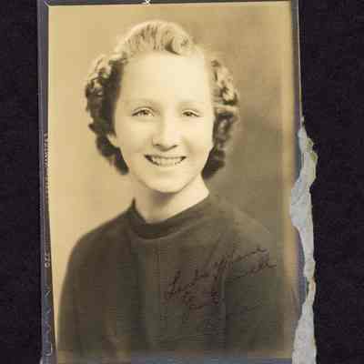 Photograph of Lyla Currant (Tomseth), 1938