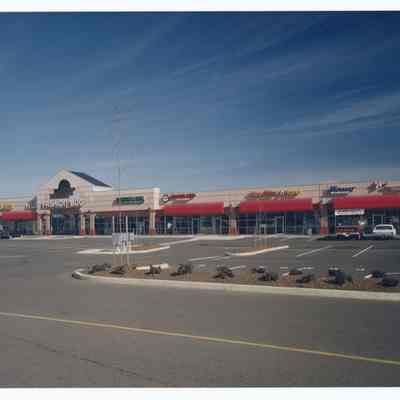 Photograph of shops next to Safeway, Pioneer Plaza, Springfield, circa 1988