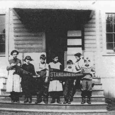 Photograph of a group of students, Warner School, Fall Creek, Oregon, 1913-1914