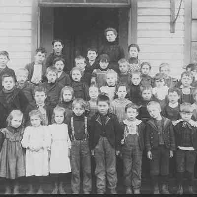 Photograph of early grade school class at Mill Street School, Springfield, Oregon, date unknown.