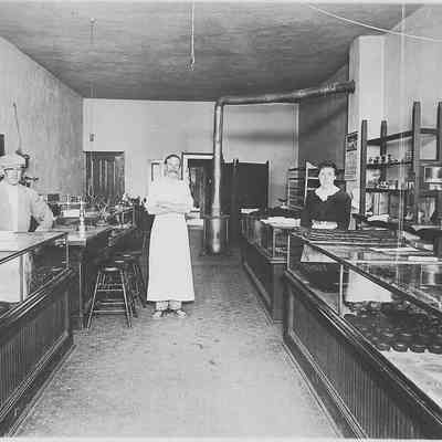 Photograph of Young's Bakery, Springfield, Oregon
