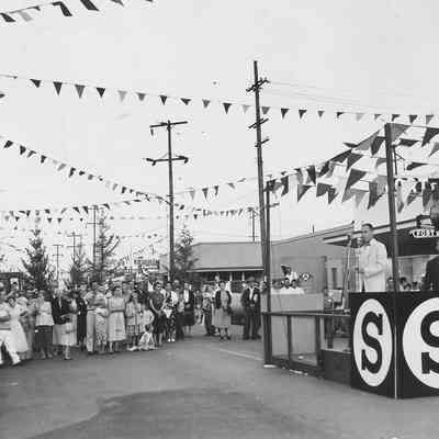 Photograph of Mayor Ed Harms giving speech at Shoppers Paradise, Springfield, Oregon, 1957