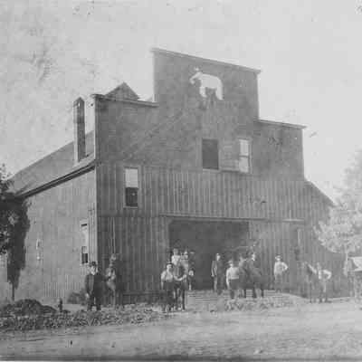 Photograph of White Elephant livery stable, Springfield, Oregon, circa early 1900s