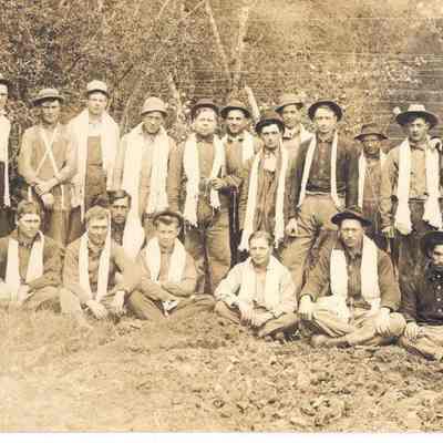 Photograph of group of stringers in the hop fields