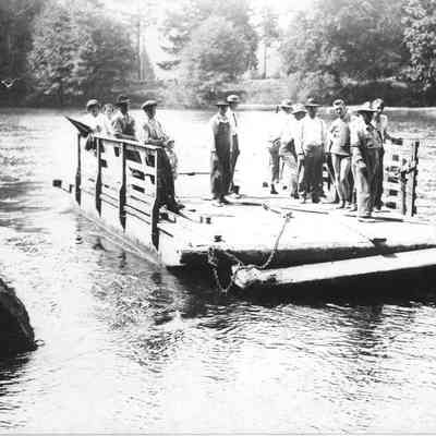Photograph of thirteen unknown people on the Deadmond Ferry, Springfield, Oregon, 1913