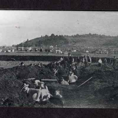 Photograph of University Students Digging Ditches, Eugene, Oregon, 1918
