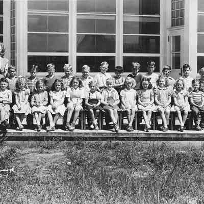 Photograph of Maple Elementary School class, Springfield, Oregon, date unknown